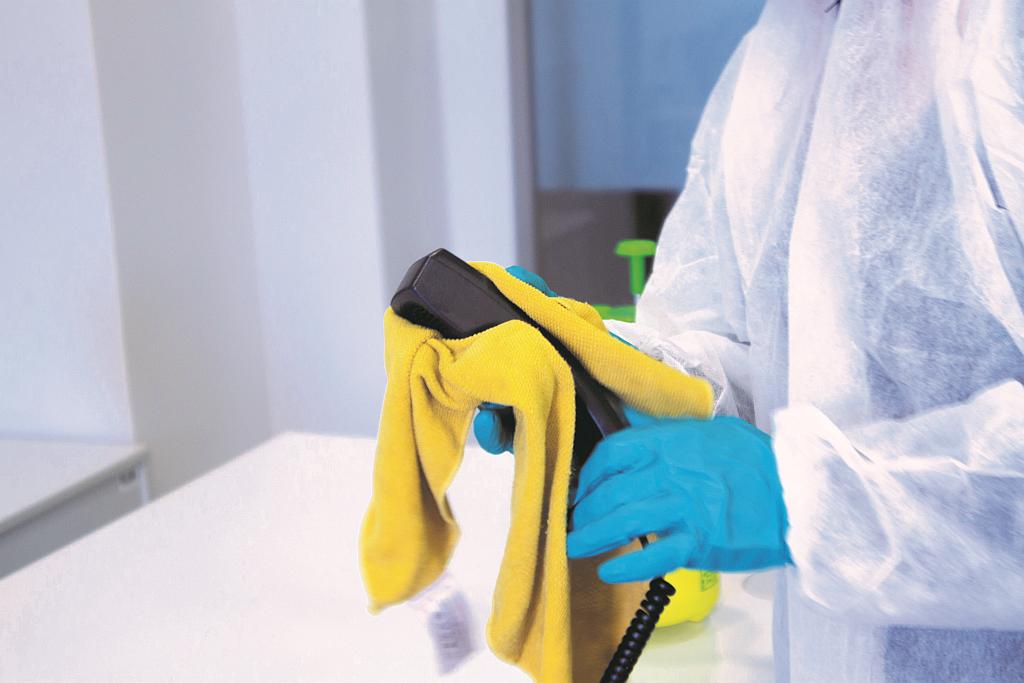Das Desinfizieren von Kunststoffoberflächen gehört inzwischen zum Alltag. (Foto: Romira)