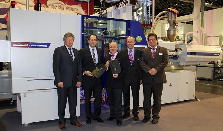 Dipl.-Ing. (FH) Günter Brunner und Dr.-Ing. Norbert Müller, Schaumform, sowie Willibald Warta, Ing. Mag. Georg Tinschert, Dipl.-Ing. (FH) Gottfried Hausladen, Wittmann-Battenfeld, beschließen auf der K 2013 eine Kooperation zur Schaumspritzgießtechnik mit Installation einer 2.400-kN-Maschine von Wittmann-Battenfeld im Technikum von Schaumform. (Foto: Wittmann-Battenfeld)