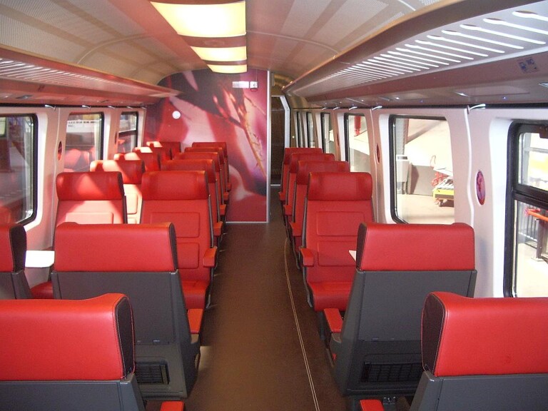 Verkleidung von Bahnsitzen mit senosan C60FR-5. (Foto: Senoplast)