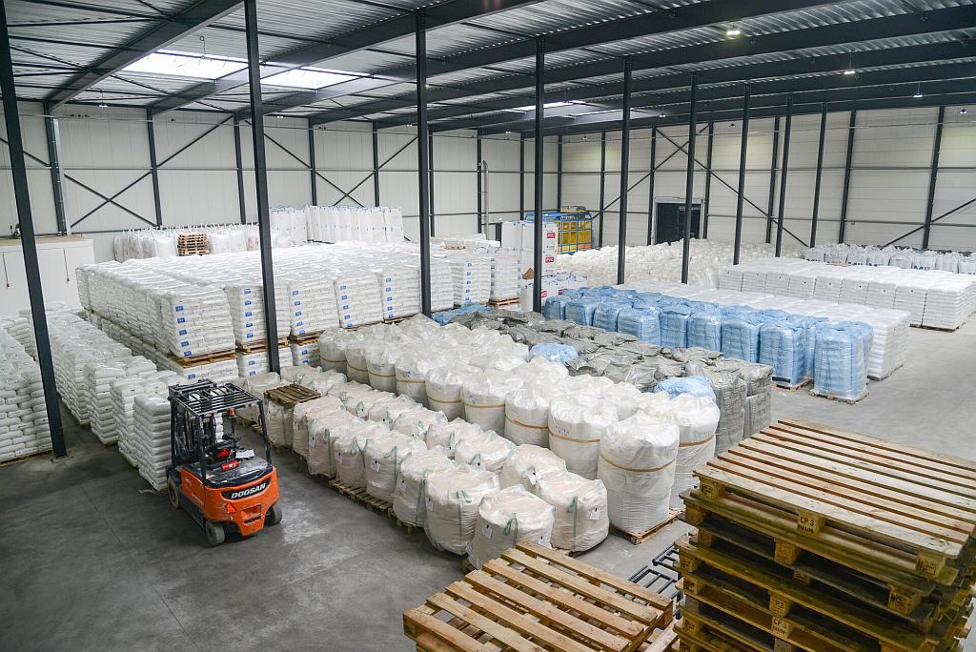 Neben Transport und Lagerung werden auch umfangreiche produktionsvor- und nachbereitende Arbeiten und Mehrwertdienste für die Kunststoffverarbeitung angeboten. (Foto: Sievert)