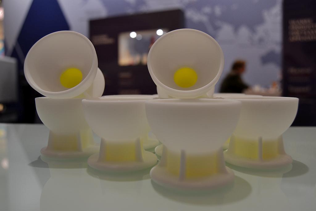 Die zweifarbigen Eierbecher wurden auf einer Einkomponenten-Maschine gespritzt. (Foto: K-PROFI)