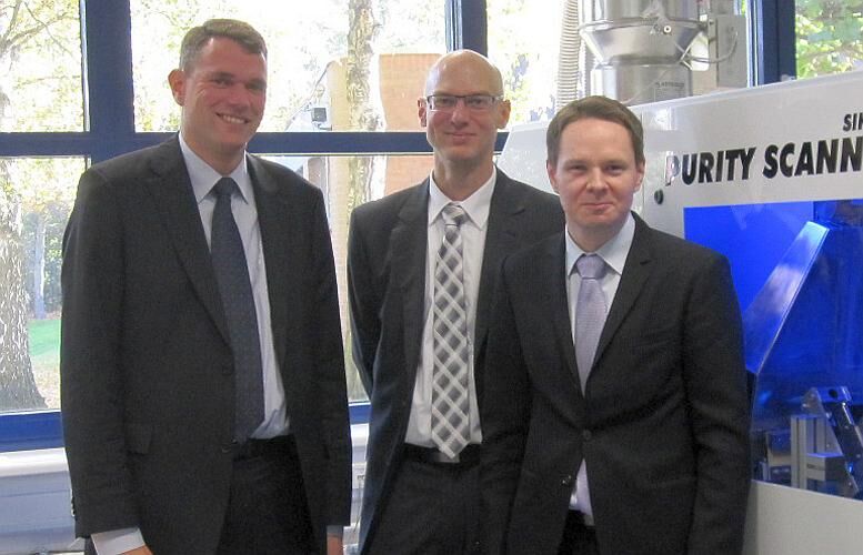 Der Purity Scanner ist das Ergebnis einer Technologiekooperation zwischen Maillefer und Sikora (v.l.): Vorstandmitglied Dr. Christian Frank, Leiter F&E Dr. Siegmar Lampe (beide Sikora AG) und MV/HV-Prozessspezialist Timo Mäkelä (Maillefer). (Foto: Sikora)
