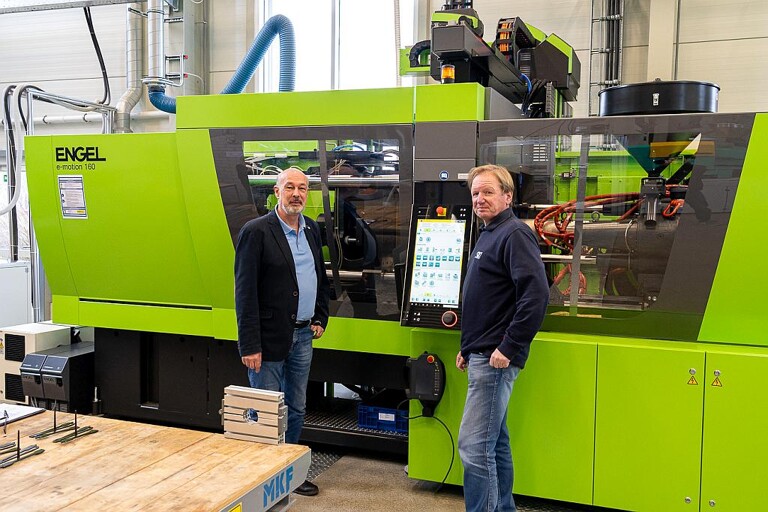 Robert Held (l.) und Ulrich Schätzlein, Ausbilder am SKZ im Bereich Spritzgießen, werden die Duroplastmaschine künftig auch für Praktika zur Verarbeitung von vernetzenden Materialien einsetzen. (Foto: SKZ)