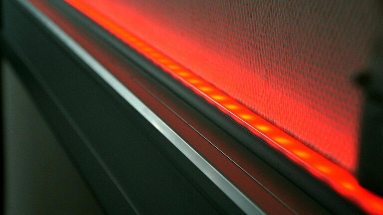 Transluzenter Wetterschutz: Gehäusesystem für Lichtleisten aus hochwärmebeständigem PVC. (Foto: SLS)