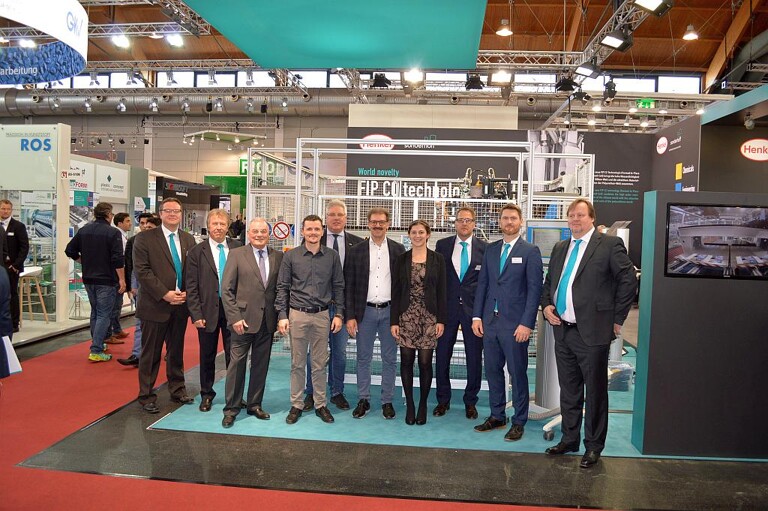 Auf dem Fakuma-Stand von Sonderhoff, wo das geschäft abgeschlossen wurde, gruppieren sich beide Firmen zum gemeinsamen Foto. (Foto: Sonderhoff)