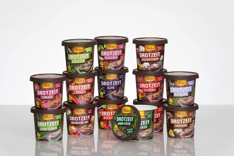 Die optisch ansprechenden Permasafe-Verpackungen für den veganen Brotzeit-Aufstrich werden im IML-Verfahren hergestellt. (Foto: Sonoco)