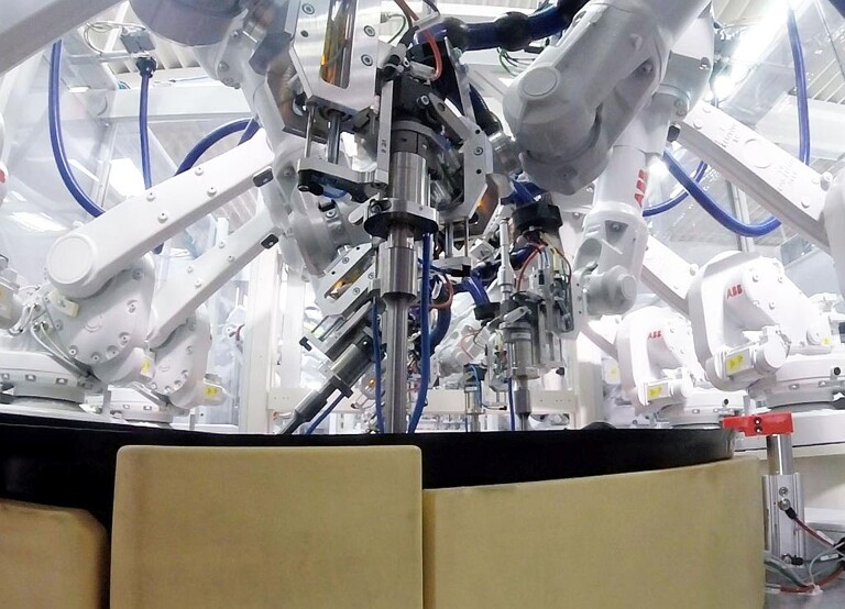 Modul mit acht Robotern für die Ultraschall-Schweißungen. Jeder Roboter ist mit einem Schnellwechsel-Werkzeuge zum Tausch der Sonotroden ausgestattet. (Foto: Sonotronic)