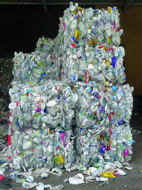Besonders Kunststoffabfälle aus dem Endverbraucherbereich sind daher schwierig zu recyceln. (Foto: Starlinger)