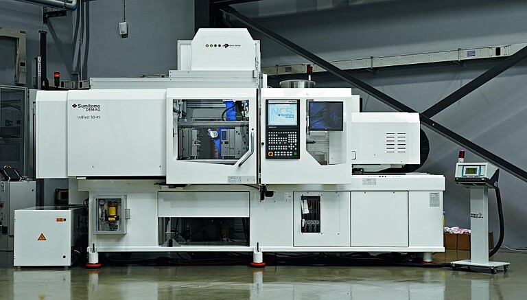 Die vollelektrische Intelect 50-45 produziert auf der Swiss Plastics 2014 in einer vollautomatisierten Zelle mit Reinraumausstattung Bauteile für Venenverweilkatheter. (Foto: Sumitomo (SHI) Demag)
