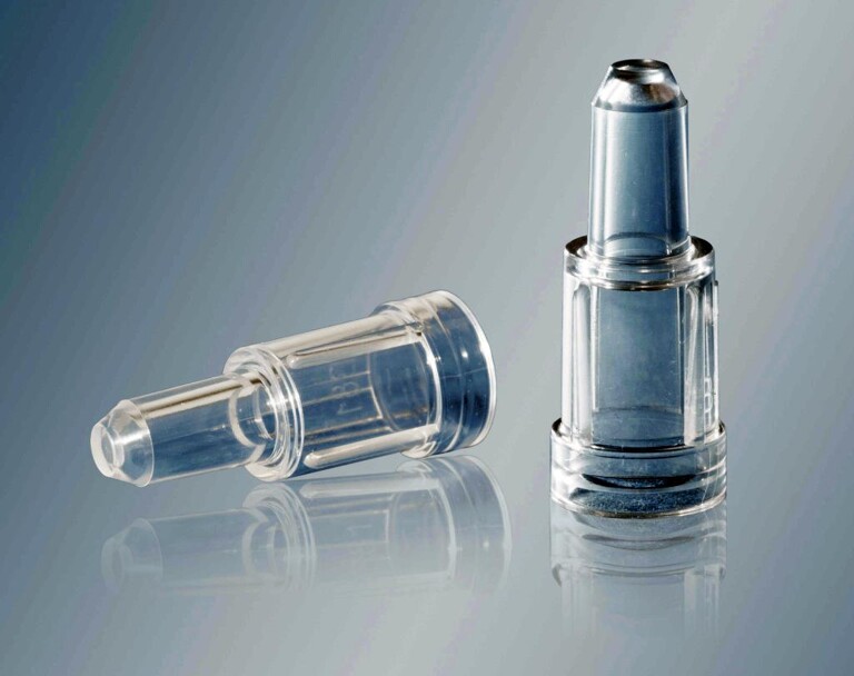 Bauteile für einen Venenverweilkatheter hergestellt aus MABS und unter Reinraumbedingungen auf einer Intelect 50. (Foto: Sumitomo (SHI) Demag)