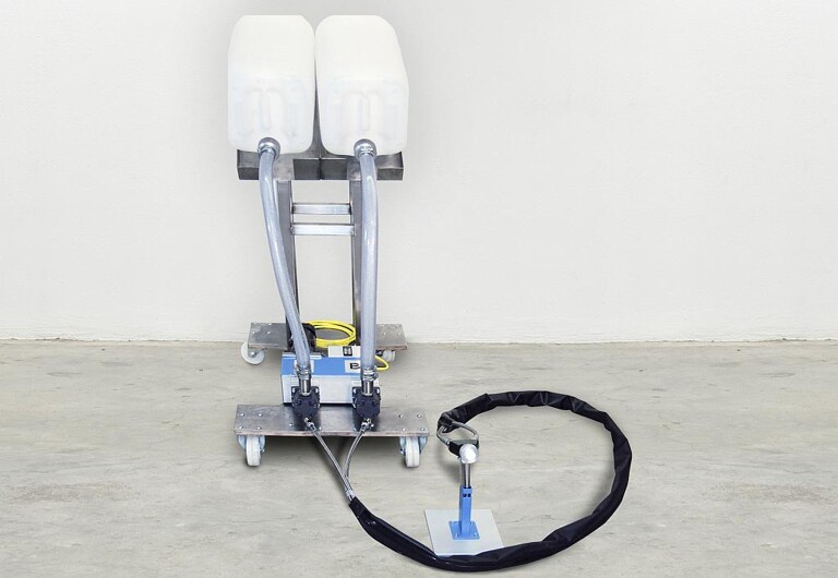 Die MDM 3 verfügt über eine elektrische Dosierpumpe und erlaubt die Verarbeitung flüssiger 2K-Kunstharze mit einem Mischungsverhältnis von 100:100. (Foto: Tartler)