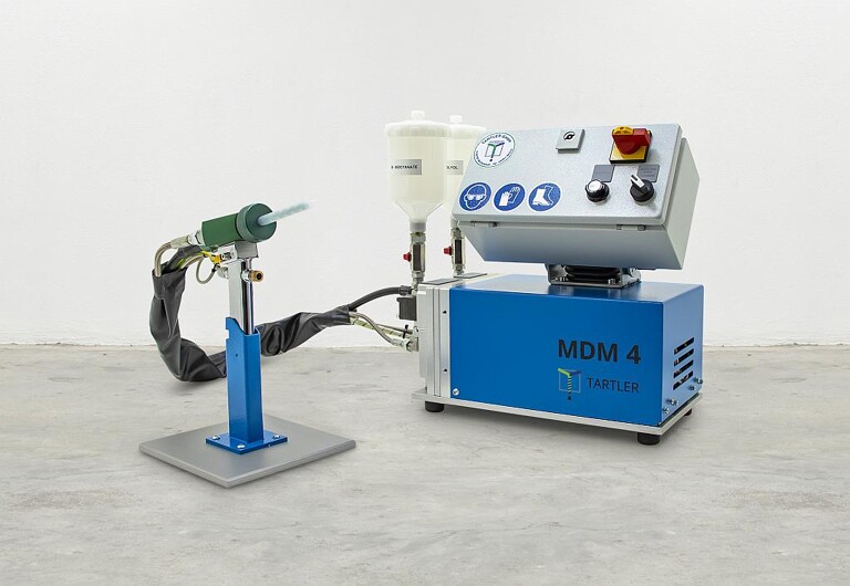 Die MDM 4 kann durch verschiedene Pumpen-Kombinationen und je nach Mischungsverhältnis und Viskosität der Komponenten auf Ausstoßmengen von 50 bis 800 ml/min abgestimmt werden. (Foto: Tartler)