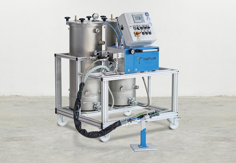 Die MDM 5 kann stationär oder mobil eingesetzt werden und ermöglicht es, die flüssigen PU- und Epoxidharze per Gießen, Sprühen oder Schäumen zu applizieren. (Foto: Tartler)