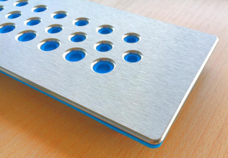 Die Kabeldurchführungsplatten aus Metall sind mit Elastomeren zur Abdichtung kombiniert. (Foto: Murrplastik)