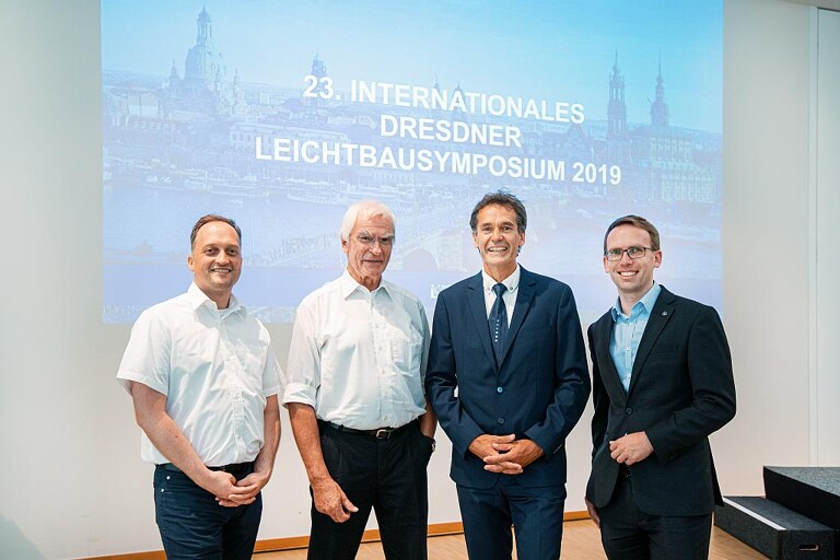 v.l.n.r.: Sebastian Schmidhuber (KraussMaffei), Dr. Erwin Bürkle, ThiM-Koordinator Mathias Lindemann, Dr. Michael Krahl (ILK-TU Dresden). (Foto: Scheunert/Lichtwerkedesign)