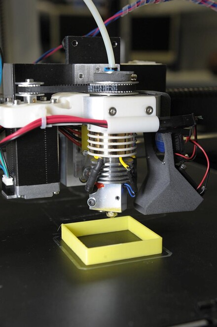 Der 3D-Drucker mit dem neuartigen Druckkopf kann unterschiedlich breite Kunststoffbahnen drucken. (Foto: TH Nürnberg)