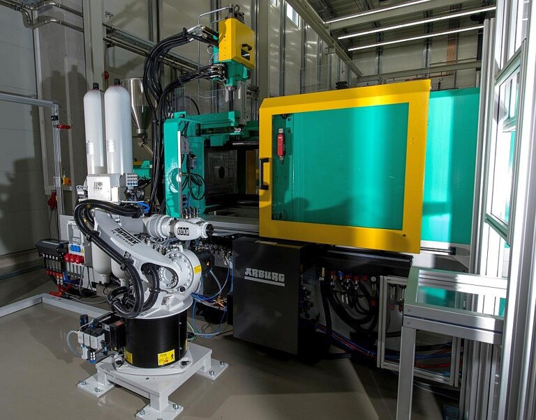 Der Roboter legt die Teile automatisch auf dem Förderband ab und vereinzelt dabei die Trays. (Foto: Toolcraft)