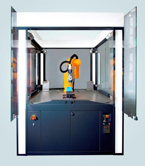 Die Robobox ist eine kompakte und modulare Werkzeugmaschine mit integriertem Roboter. (Foto: Toolcraft)