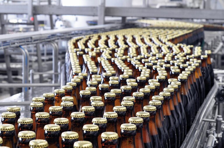 Die Dichtungen von Trelleborg Sealing Solutions sorgen dafür, dass das Bier auf sichere und hygienische Weise in Flaschen, Dosen oder Fässer gelangt. (Foto: Trelleborg)