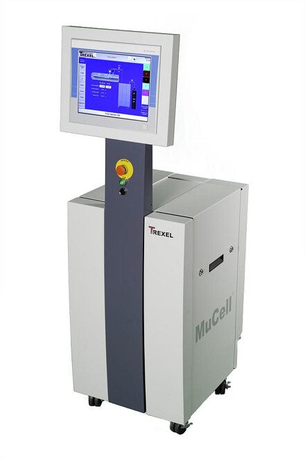 Mucell-Steuergeräte der T-Serie in autarker Version mit Bildschirm für das physikalische Schaumspritzgießen. (Foto: Trexel)