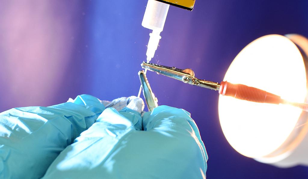 Vorbereitung zum Elektrospinnen. (Foto: Universität Bayreuth / Jürgen Rennecke)