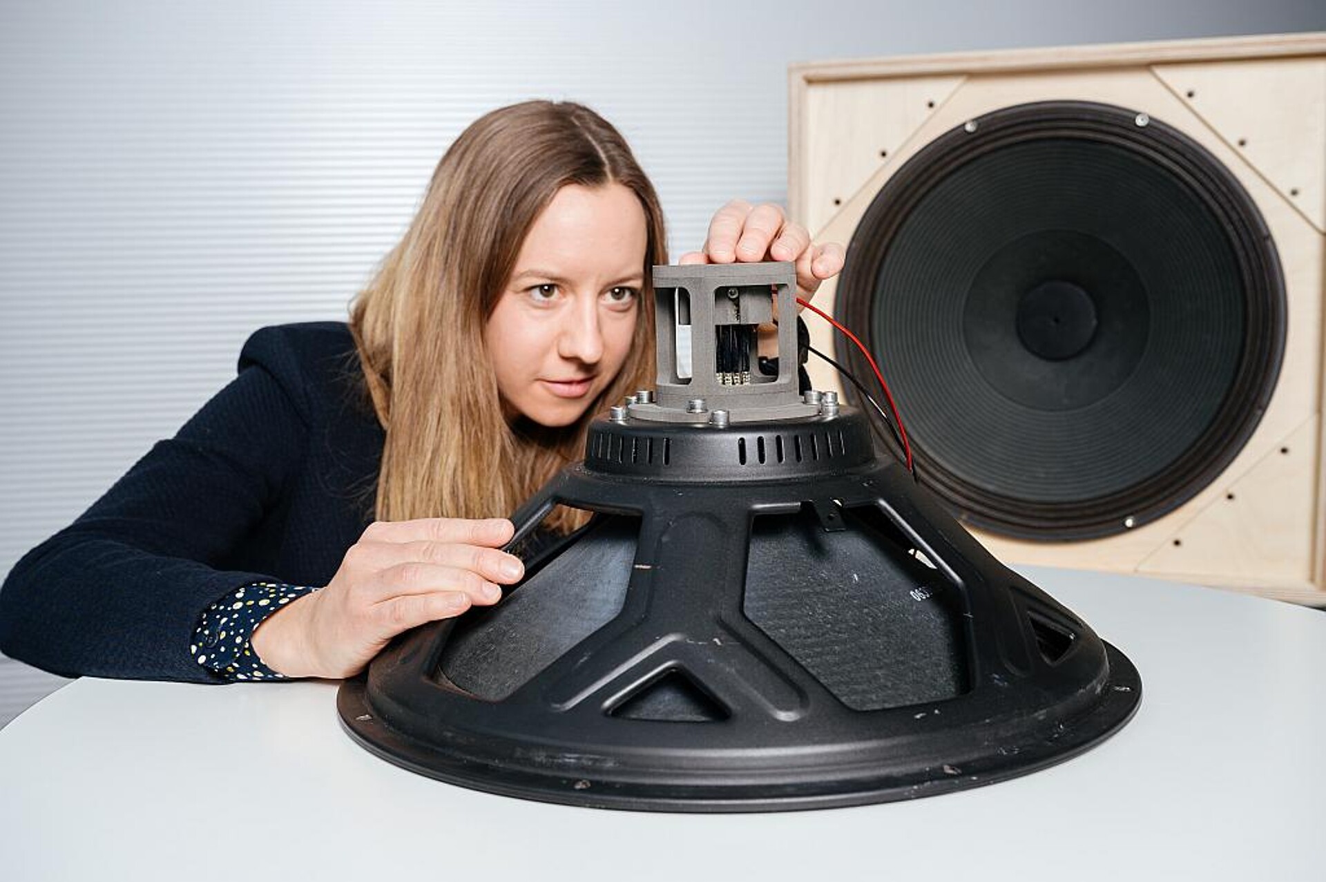 Sophie Nalbach forscht an den smarten Folien, die in Lautsprechern als neuartiger Antrieb Elektro- oder Permanentmagnete ersetzen können, welche die Lautsprechermembranen bewegen. (Foto: Oliver Dietze/Universität des Saarlandes)
