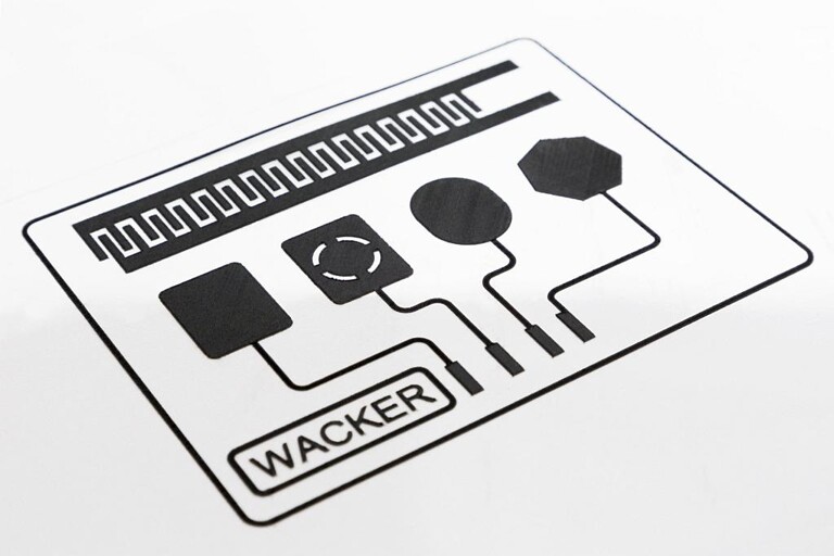 Wacker präsentiert erstmals das Silikonlaminat Nexipal. Das Produkt, das aus ultradünnen, mit Elektroden beschichteten Präzisionsfilmen besteht, kann als Aktuator Bewegungen ausführen oder als Sensor mechanische Verformungen messen. (Foto: Wacker)