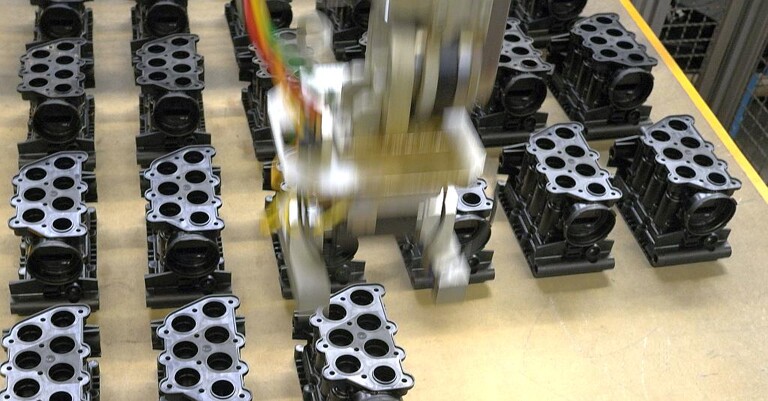 Eine elektropneumatische Niveauregulierung erlaubt bei Lkws die Höhenanpassung des Laderaumbodens an die Rampe. Für einen führenden Anbieter solcher Systemen entwickelte Weiss ein komplex geformtes Gehäuse. (Foto: Weiss)