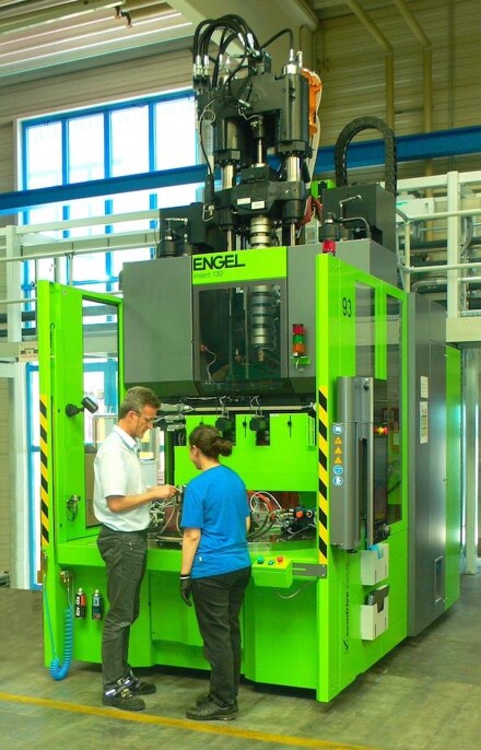Blick in die Produktion mit der neuen Vertikal-Spritzgießmaschine mit Rundteller. (Foto: Weiss)