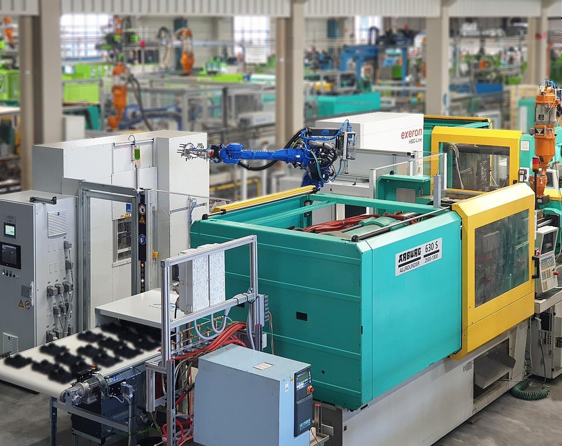 Klug kombiniert: Von der Spritzgießmaschine mit Schnellwechsel-Werkzeugeinsätzen werden die Bauteile per Roboter direkt an die CNC-Bearbeitung übergeben. (Foto: Weiss)