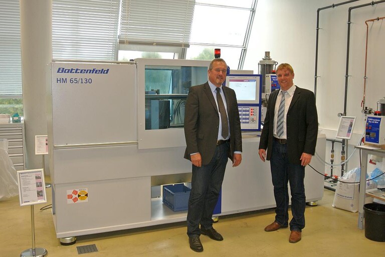 Dieter Jackel, Vertrieb Wittmann Battenfeld, und Dipl.-Ing. Ralf-Urs Giesen, Geschäftsführer UNIpace vor der HM 65 im Anwendungszentrum Kunststoffverarbeitung UNIpace. (Foto: Wittmann)