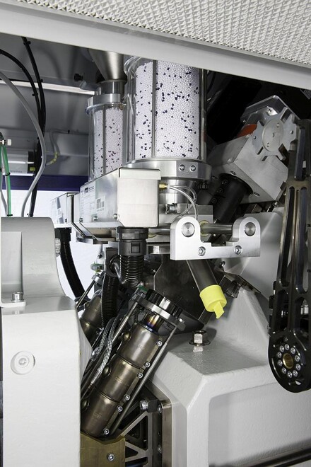 Kompakt integrierte Mehrkomponententechnologie für den Spritzguss von Kleinst- und Mikroteilen auf vollelektrischen Maschinen der MicroPower-Reihe. (Foto: Wittmann Battenfeld)