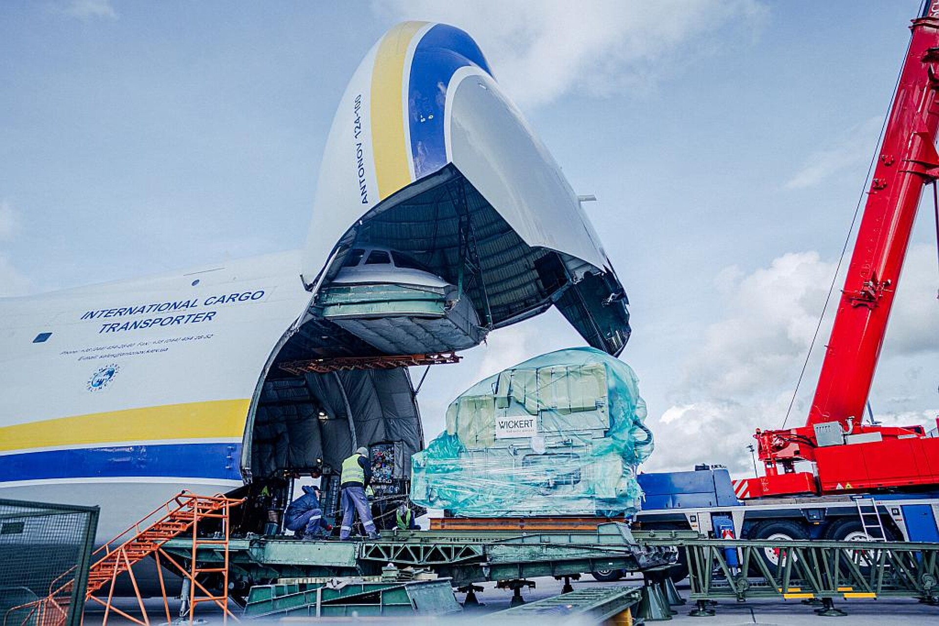 Die ersten acht Pressen wurden mit der Antonov, dem größten Flugzeug der Welt, zu den Kunden geflogen. (Foto: Wickert)