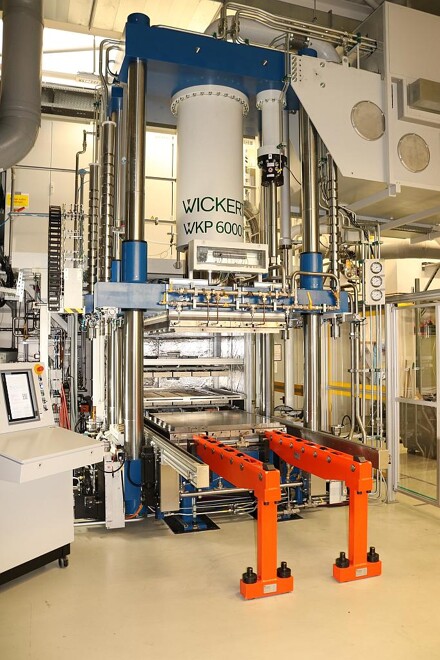 Dank ihrer modularen Bauweise lassen sich die hydraulischen Composite-Pressen von Wickert auf kundenspezifische Anforderungen hin maßschneidern. (Foto: Wickert)