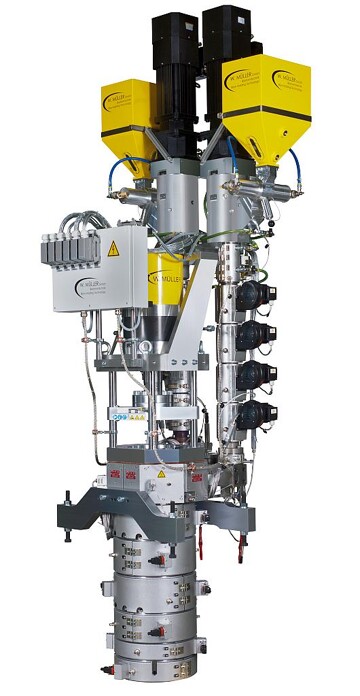 Der vertikal montierbare Extruder mit seiner Ausstoßleistung von 55 kg/h eignet sich beispielsweise für die Nachrüstung einer Mono-Anlagen zur Dreischichtanlage zur Herstellung von Stapelkanistern. (Foto: W. Müller)