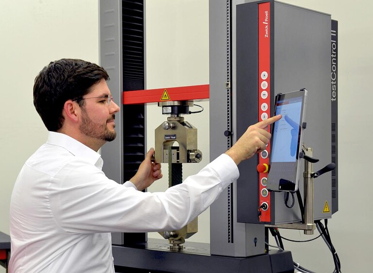 Durch die Montage an einem Schwenkarm kann das Tablet auf die ergonomisch passende Position für unterschiedliche Benutzer eingestellt werden. (Foto: Zwick)