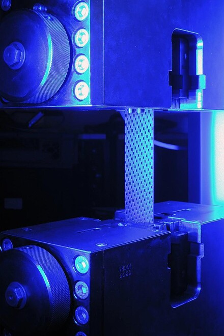 Blaues Kontrastlicht des videoXtens zur Prüfung von Faserverbundstoffen. (Foto: ZwickRoell)
