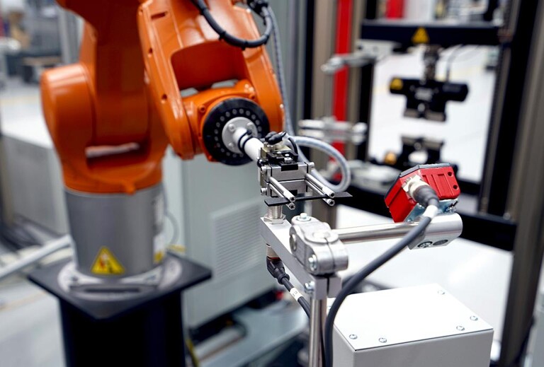 Der Industrieroboter bildet im Zusammenspiel mit einer Prüfmaschine Z010 ein System für automatisierte Elastomerprüfungen. (Foto: ZwickRoell)
