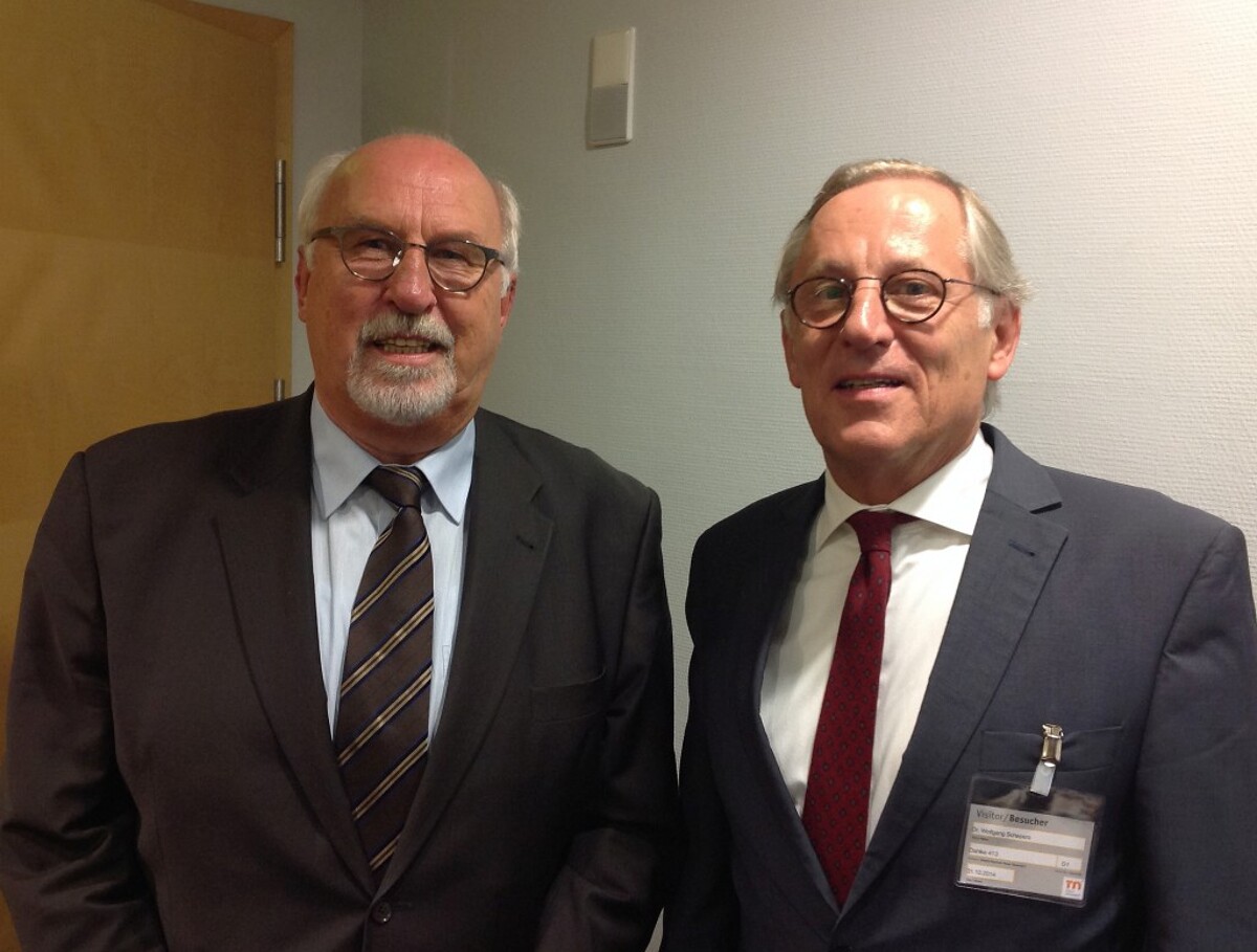 Dr. Wolfgang Schepers (rechts), der neue Präsident des Deutschen Kunststoff-Museumsvereins, mit seinem Vorgänger Dietrich Taubert (Foto: K-AKTUELL)