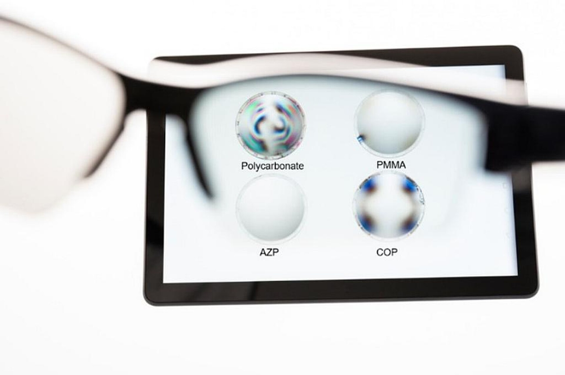 Der transparente Kunststoff AZP hat eine Doppelbrechung, die der von Glas entspricht. (Foto: Asahi Kasei)
