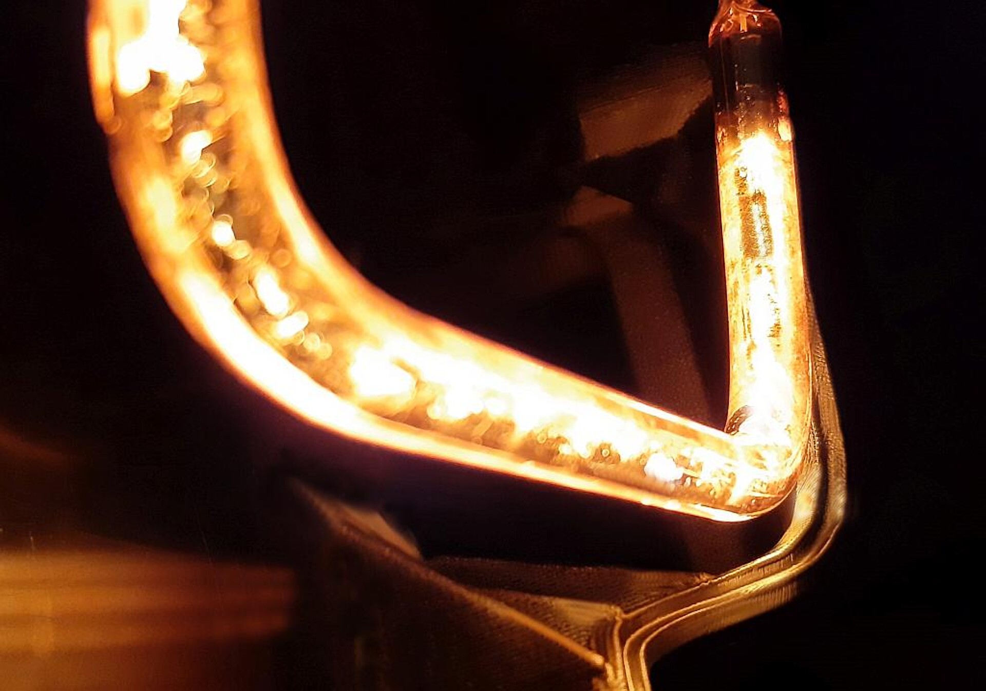 Infrarot-Strahler lassen sich genau an Konturen anpassen. Infrarot-Wärme wirkt kontaktfrei und so werden Grate weggeschmolzen, ohne dabei das Produkt zu beschädigen. (Foto: Hereaus Noblelight)