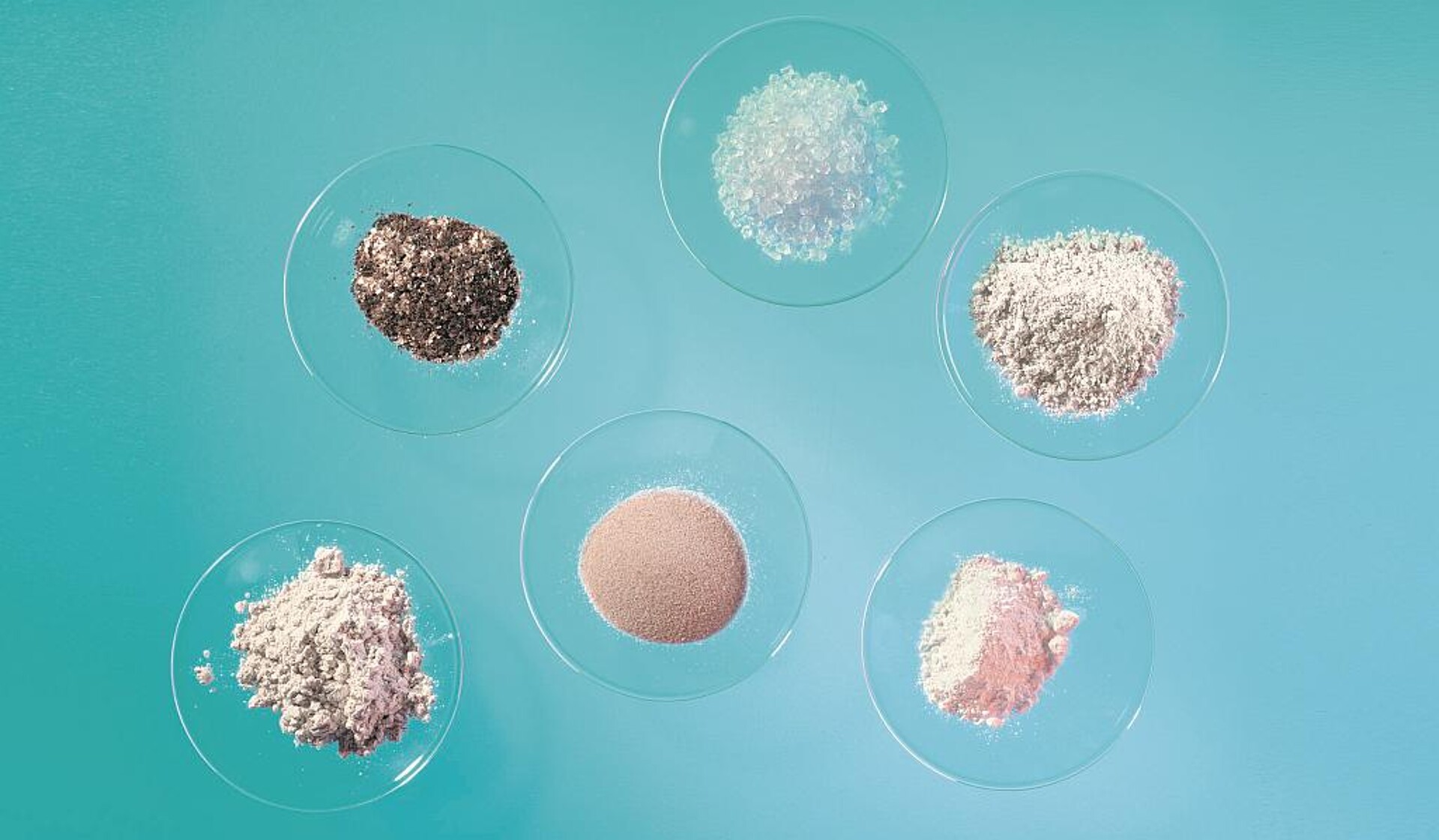 Hochleistungsfüllstoffe auf Basis verschiedener Minerale können gezielt die Eigenschaften von Polymerwerkstoffen verbessern. (Foto: Quarzwerke)