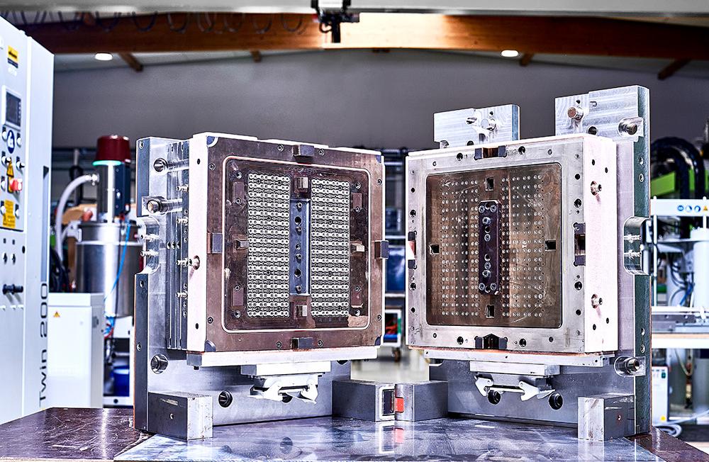 256 Kavitäten auf kleiner Fläche bietet dieses LSR-Werkzeug. (Foto: Rico)