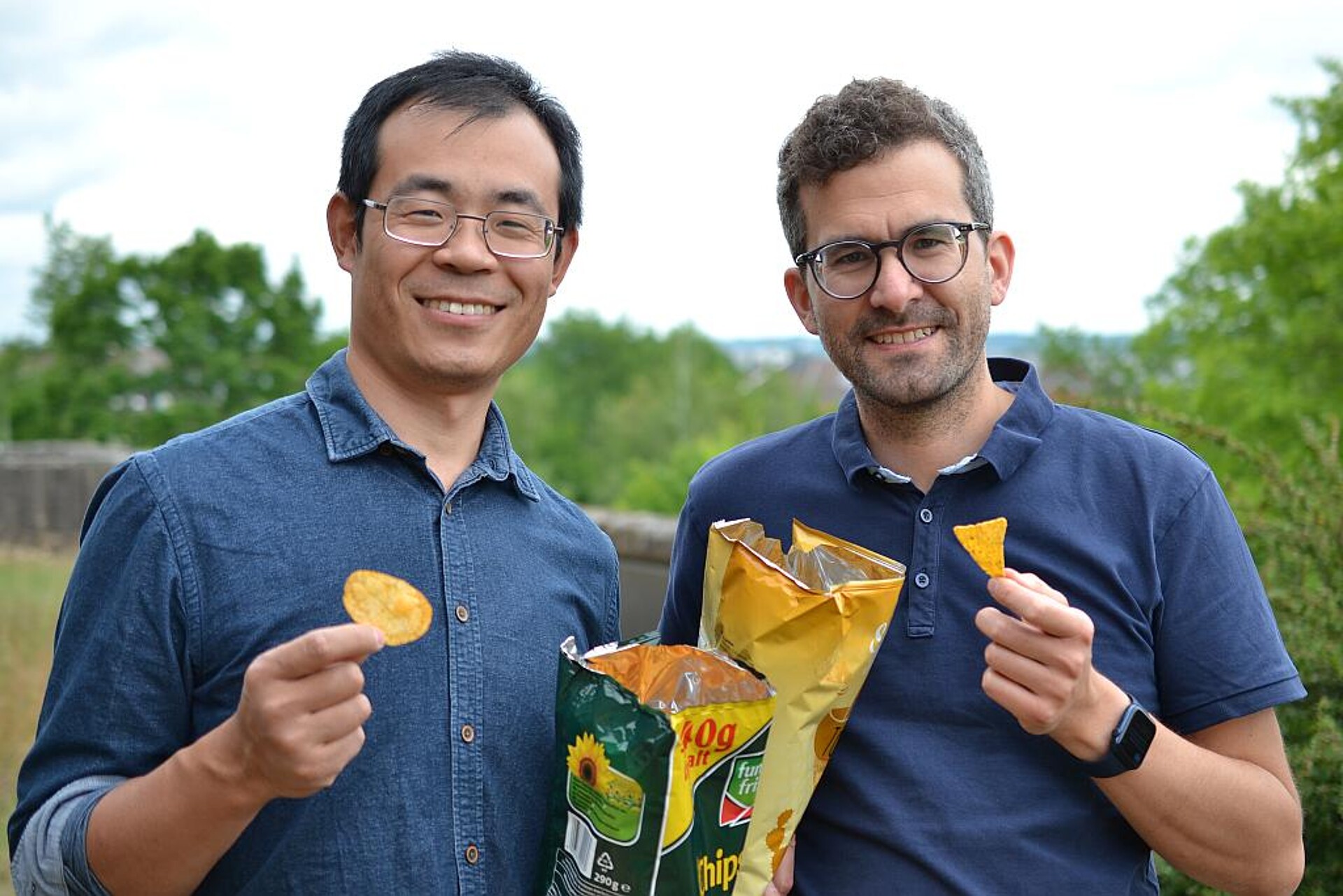 Dr. Qimeng Song (l.) und Prof. Dr. Markus Retsch (r.) haben ein Upcycling-Verfahren für Kartoffelchipstüten entwickelt. (Foto: Dominik Benke)