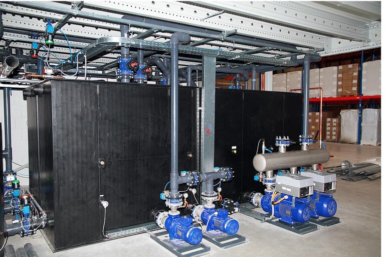 L&R setzt prinzipiell hochwertige und energiesparende Komponenten wie z.B. Pumpen (hier im Bild) und Kältekompressoren ein. (Foto: L&R)