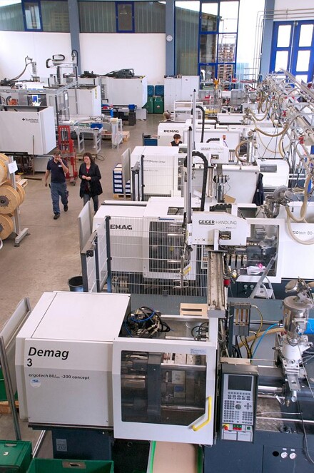 In der eigenen Spritzerei produzieren zehn, zum Teil hoch automatisierte Maschinen, überwiegend stark beanspruchte technische Kunststoffteile. (Foto: Mecadat)