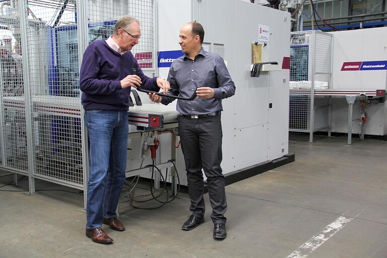 Michael Daigler, Geschäftsführer Daigler Kunststofftechnik (r.), erklärt Manfred Nerz, Vertrieb Wittmann Battenfeld, das mit der MacroPower hergestellte Teil. (Foto: Wittmann)