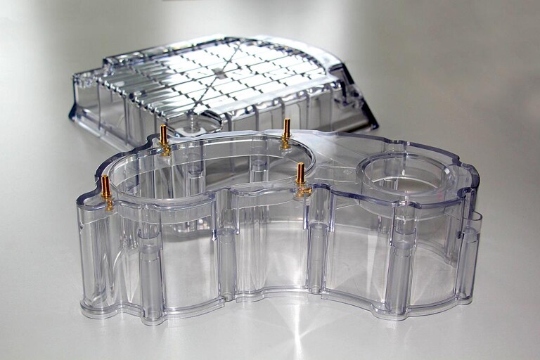 Gehäuseteile aus transparentem Kunststoff. (Foto: Wittmann)