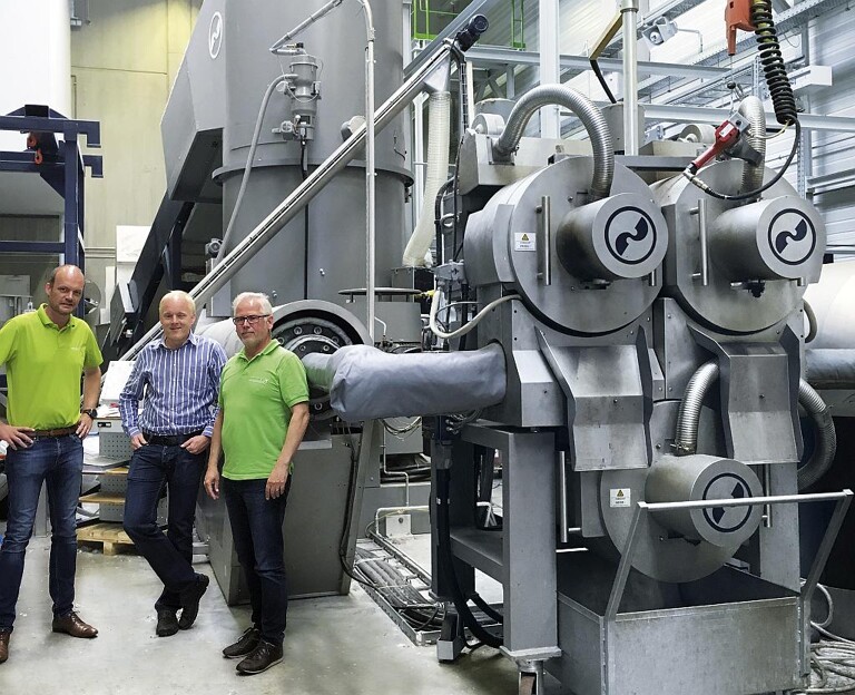 Stefan Kaiser (Vecoplan), Clemens Kitzberger (Erema) und Michael Hofmann (FVH) vor der Intarema 2021 TVEplus im Recyclingwerk der FVH in Schwerin. (Foto: Erema)