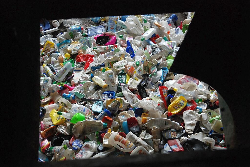 Wertstoffzugewinn: Aussortieren der PO Flaschen. (Foto: Steinert)